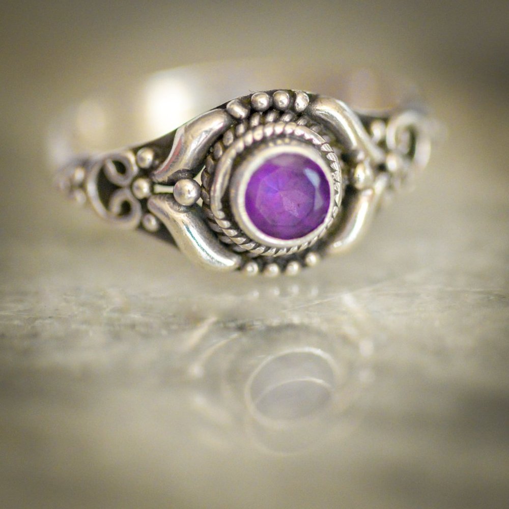 Sterling Silver ring with a beautiful Amethyst natural stone.